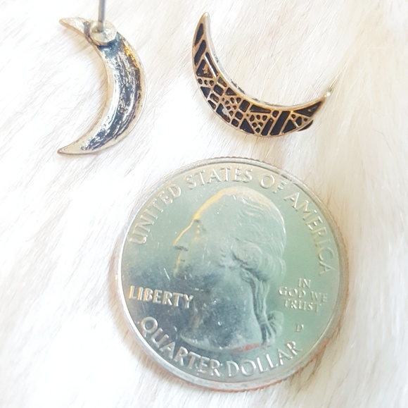 🎉HP🎉Silver Crescent Moon Studs - Picture 2 of 4